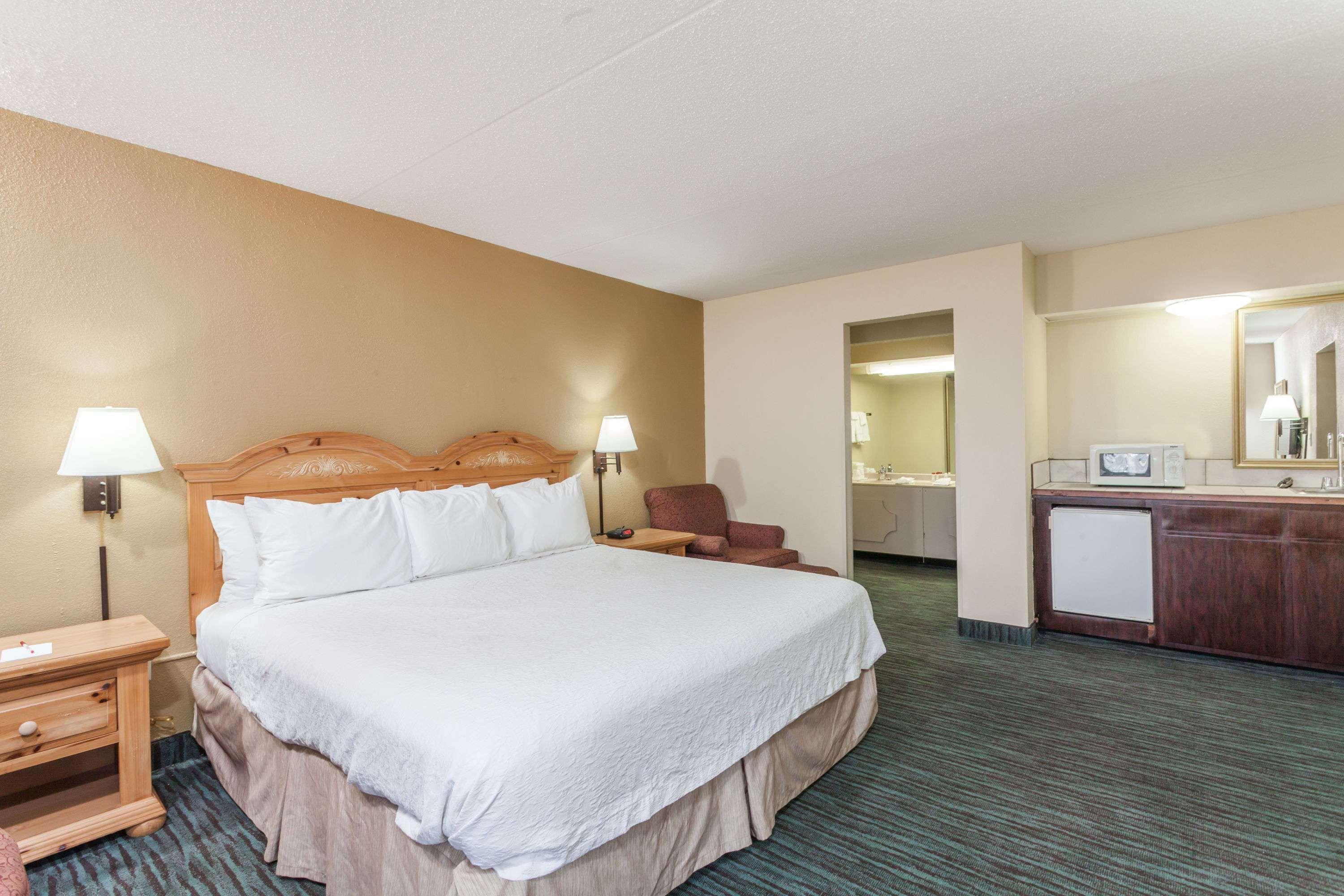 Ramada By Wyndham Lebanon Otel Dış mekan fotoğraf